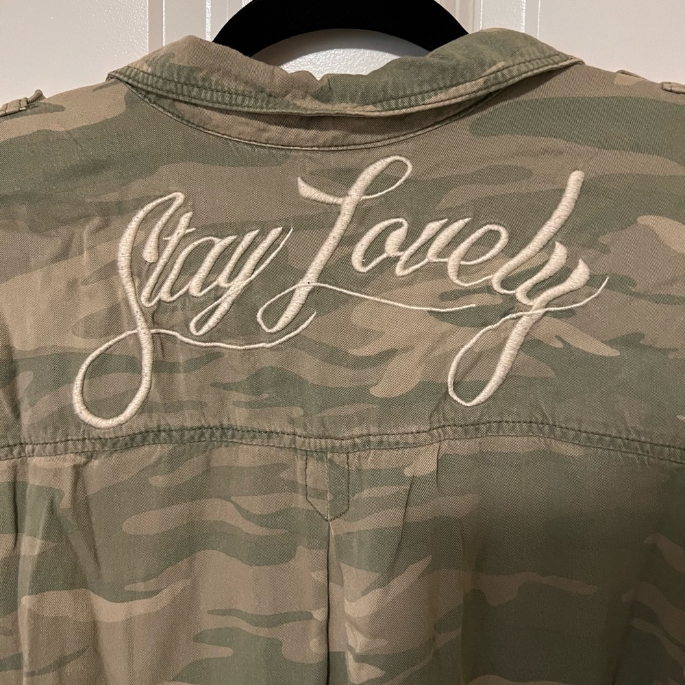 🦋 3/$20 American Eagle Boyfriend Fit Camouflage Botton Down Flannel
